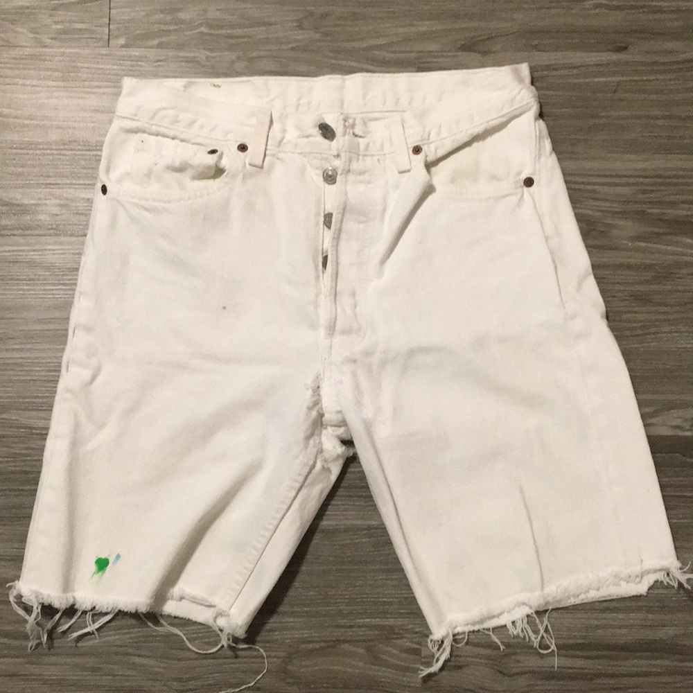 Vintage while Levi's ass rip shorts.
